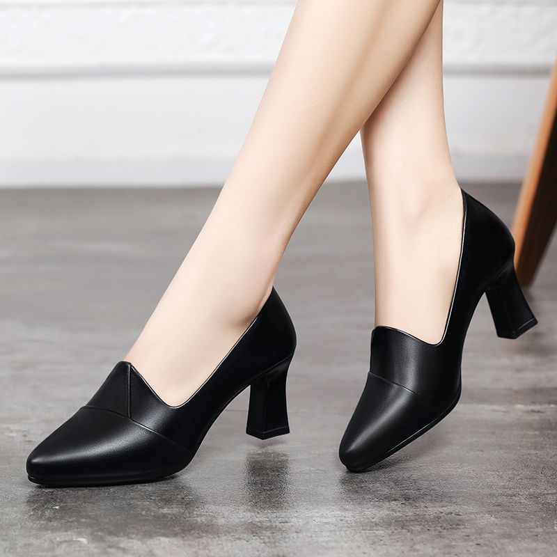 Zapatos de trabajo profesionales de piel con tacón grueso.