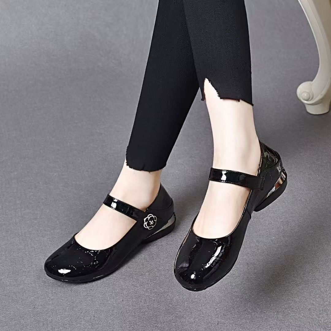 Tacones altos planos y brillantes