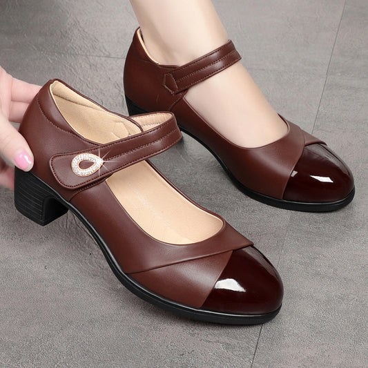 Nuevos zapatos de piel con punta redonda