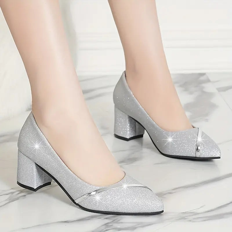 Tacones altos puntiagudos con tacón grueso