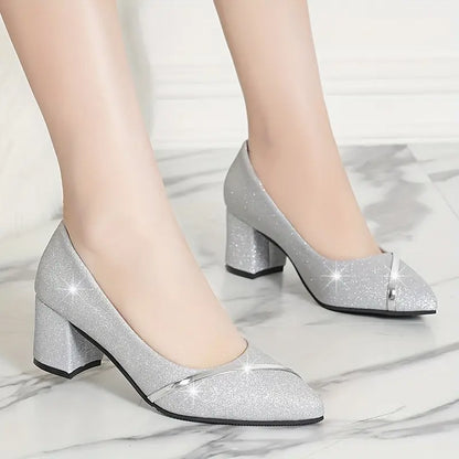 Tacones altos puntiagudos con tacón grueso
