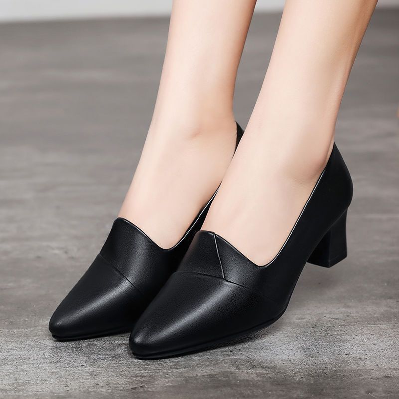 Zapatos de trabajo profesionales de piel con tacón grueso.