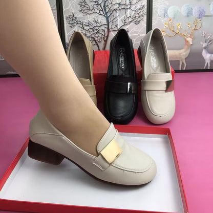 Nuevos zapatos de cuero con suela blanda y punta redonda