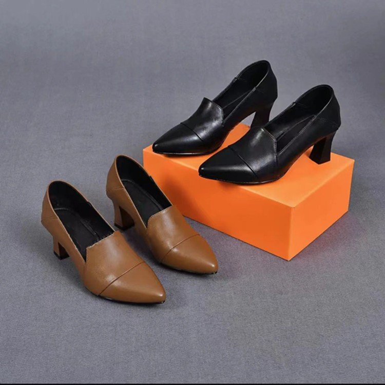 Zapatos de piel con tacón alto y punta