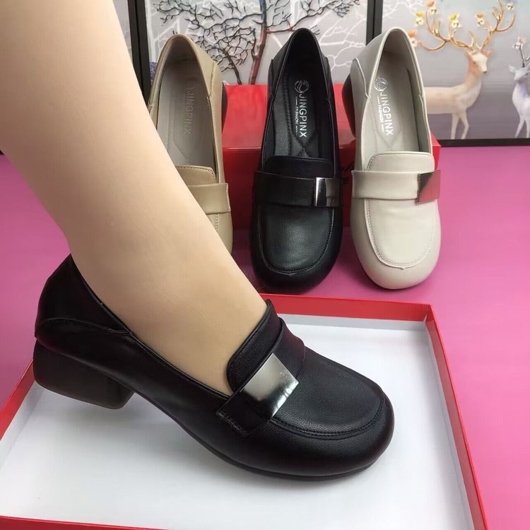 Nuevos zapatos de cuero con suela blanda y punta redonda