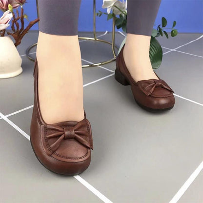 Zapatos de madre de mediana edad y anciana