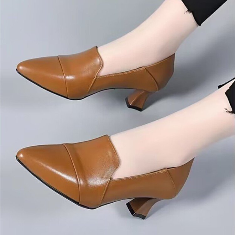 Zapatos de piel con tacón alto y punta
