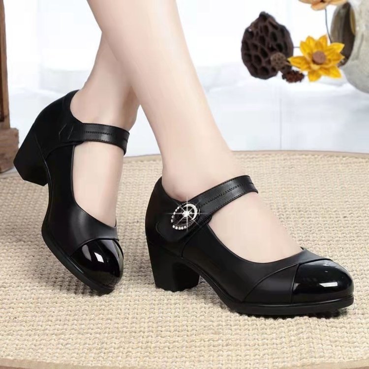 Nuevos zapatos de piel con punta redonda