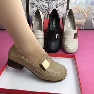 Nuevos zapatos de cuero con suela blanda y punta redonda