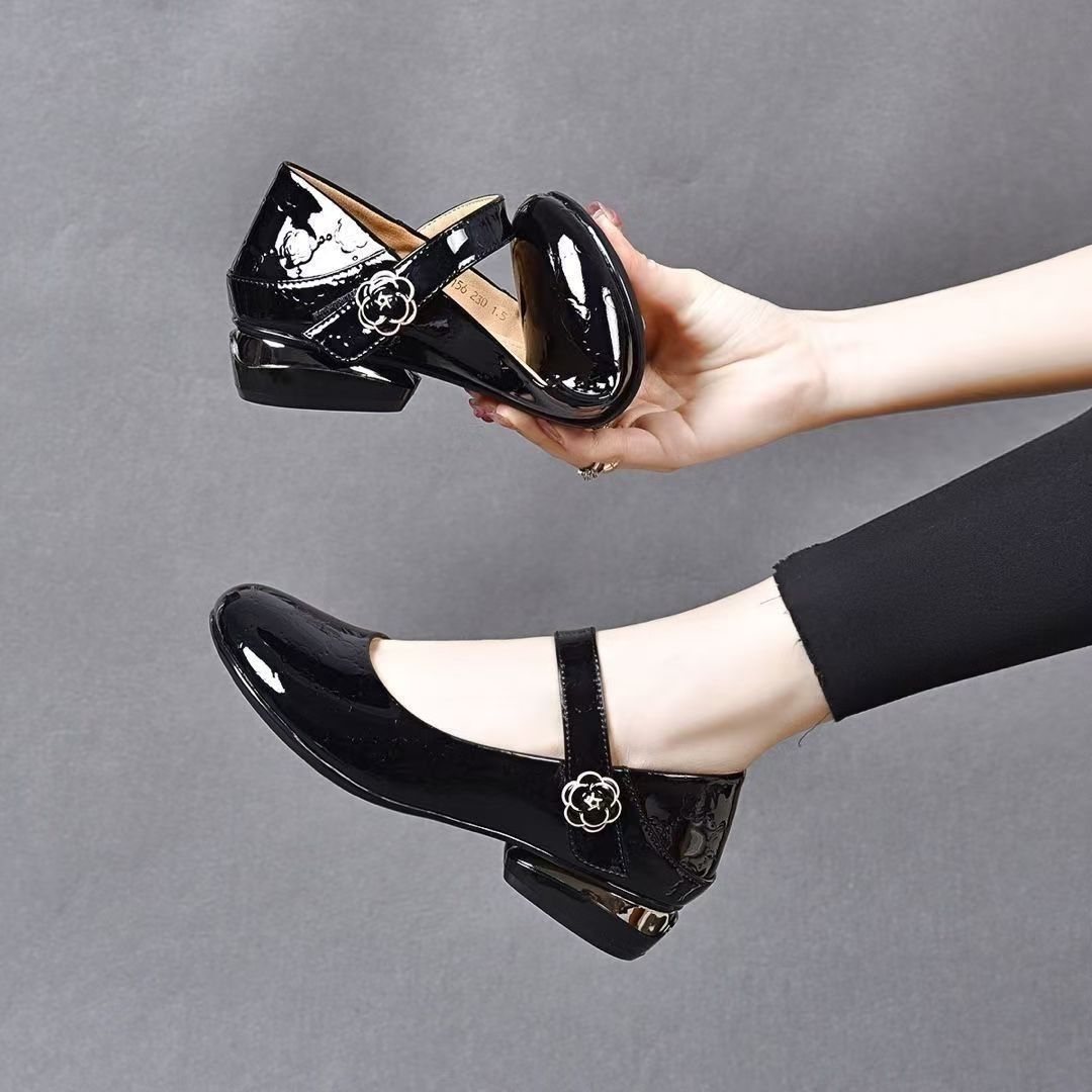 Tacones altos planos y brillantes