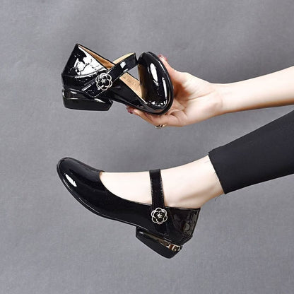 Tacones altos planos y brillantes